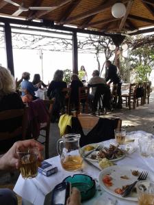 Eine Gruppe von Menschen sitzt an einem Tisch mit Essen in der Unterkunft Balaska House in Region Ilia + 42 Fotos