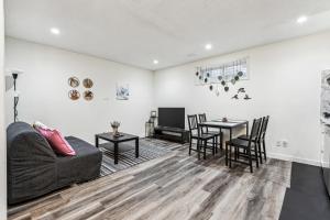 カルガリーにあるBasement Suite in Calgary - Short Drive to Banffのソファとテーブルのあるリビングルーム