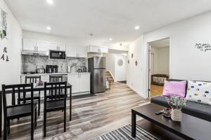 Kuchyň nebo kuchyňský kout v ubytování Basement Suite in Calgary - Short Drive to Banff