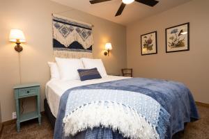 Postel nebo postele na pokoji v ubytování Stunning secluded Creekside A-Frame gameroom