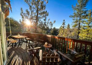 Balkón nebo terasa v ubytování Stunning secluded Creekside A-Frame gameroom