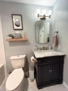 Koupelna v ubytování Stunning secluded Creekside A-Frame gameroom + 52 fotografií