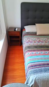 a room with two beds and a night stand with a bed sidx sidx at El Derby 511 Aparts de 3 Dorm con Aire Acondicionado in Lima