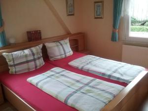 Postel nebo postele na pokoji v ubytování Komfort 4 Sterne Wohnung " Flut " für 4 Erw Kleinkind in Ostfriesland