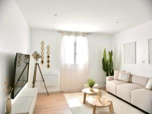 TV a/nebo společenská místnost v ubytování Villa à 1h15 de Paris, avec Piscine, Spa & Sauna