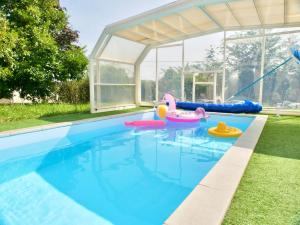 Bazén v ubytování Villa à 1h15 de Paris, avec Piscine, Spa & Sauna nebo v jeho okolí