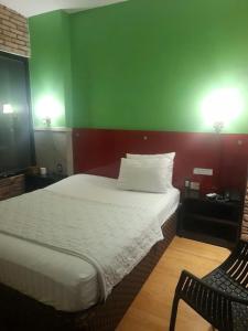 Postel nebo postele na pokoji v ubytování Gia Huyền Hotel