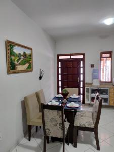 Un comedor con mesa y sillas en Apê 01 - ótimo e perto de tudo, en Vitória da Conquista