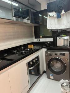 Η κουζίνα ή μικρή κουζίνα στο Apartamento para o carnaval de Recife