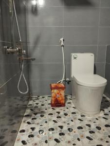 a bathroom with a shower and a toilet in a room at Điệp HOMESTAY Bản Giốc in Lũng Niêo +37 photos