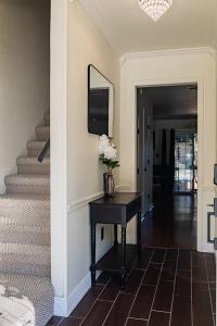 Φωτογραφία από το άλμπουμ του Elegant Townhome Retreat with King Bed Near I-10, Capitol, FSU & FAMU σε Ταλαχάσι +51 φωτογραφίες