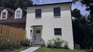 Φωτογραφία από το άλμπουμ του Elegant Townhome Retreat with King Bed Near I-10, Capitol, FSU & FAMU σε Ταλαχάσι