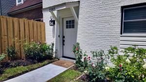 Φωτογραφία από το άλμπουμ του Elegant Townhome Retreat with King Bed Near I-10, Capitol, FSU & FAMU σε Ταλαχάσι