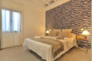 1 dormitorio con 1 cama y una pared grande en Prestige luxe atlantic ocean, en Caleta de Fuste 42 fotos más