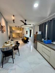 Η κουζίνα ή μικρή κουζίνα στο Cozy Retreat Homestay Kuala Terengganu