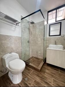 Un baño con inodoro, ducha y lavabo. en Dpto de estreno centro de Tacna 303, en Tacna