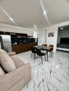una sala de estar con un sofá y una mesa en Dpto de estreno centro de Tacna 303, en Tacna 2 fotos más