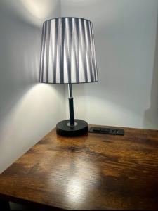 una lámpara sobre una mesa de madera en Dpto de estreno centro de Tacna 303, en Tacna