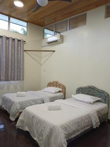 Giường trong phòng chung tại Taman Tyng Mile 6 Homestay Sandakan