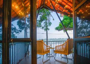 Balkoni atau teres di Lakefront 2BHK villa I Cozy A-frame balcony deck & BBQ grill