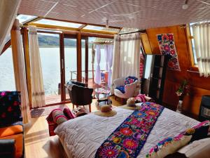 een slaapkamer met een groot bed in een boot bij Titicaca Alpina HARMONY lodge in Puno