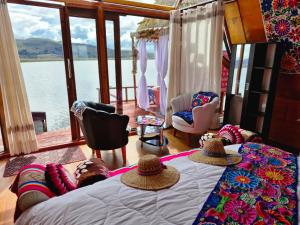 een persoon op een bed op een boot bij Titicaca Alpina HARMONY lodge in Puno