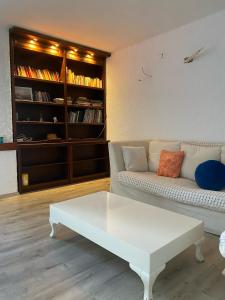 Χώρος καθιστικού στο Escape to History in a Stunning Stone House with Garden and Sea View in the Heart of Alanya
