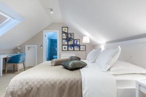 sypialnia z dużym białym łóżkiem z poduszkami w obiekcie Heritage hotel Viganj w Orebiciu