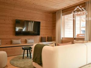 Televisyen dan/atau pusat hiburan di Chalet cosy au bord d'un ruisseau lumineux au Chinaillon - FR-1-391-204