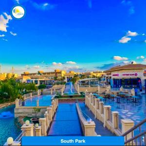 mit Blick auf den Pool im South Park Resort in der Unterkunft Diamond Madinaty New Cairo in Madinaty