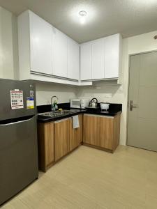 Kuchyň nebo kuchyňský kout v ubytování 2 bedroom unit near BGC Taguig and NAIA Airport