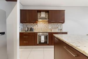 Kuchyň nebo kuchyňský kout v ubytování Stylish Umhlanga Rocks Stay - Balcony, Pool, Prime Location