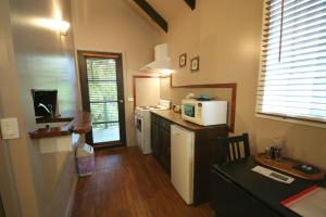 Una cocina o cocineta en Lotus Lodges
