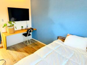 Tempat tidur dalam kamar di まち宿-machiyard-