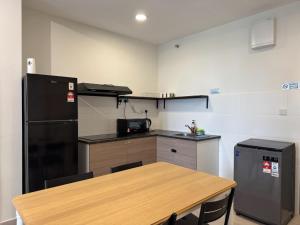Η κουζίνα ή μικρή κουζίνα στο Meta City 10 Mins to Maeps IOI City 3BR2B Max 10 Pax