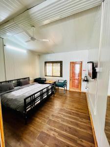 Фотография из галереи The Chail Heights Hotel and Resort в городе Чейл