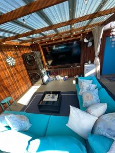 a living room with a blue couch and a tv at La Mia Casa II in Sarasota