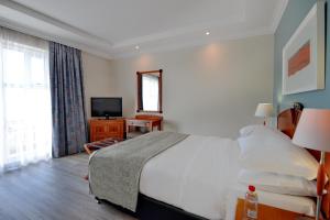 Postel nebo postele na pokoji v ubytování Courtyard Hotel Gqeberha
