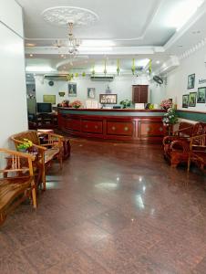 a large lobby with a waiting area with wooden furniture at SURIA HOTEL SDN BHD in Kota Bharu