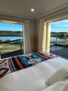 Postel nebo postele na pokoji v ubytování Luxury Lake House Retreat