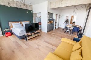 Staycity Aparthotels Leipzig City Centre的电视和/或娱乐中心