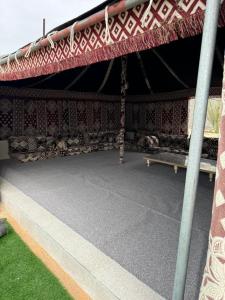 Foto sihtkohas Al Rahba asuva majutusasutuse Luxury Farmhouse Near Yas Island With Swimming Pool, BBQ Area & Majlis galeriist