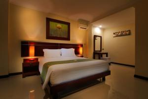Postel nebo postele na pokoji v ubytování Adi Dharma Hotel Legian