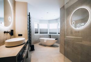 A bathroom at Grünwald Resort Sölden