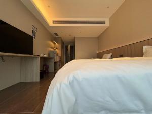 Postel nebo postele na pokoji v ubytování SLOWCOM-Xingyue Pa Zhou Apartment