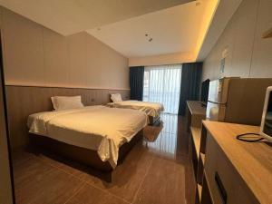 Postel nebo postele na pokoji v ubytování SLOWCOM-Xingyue Pa Zhou Apartment