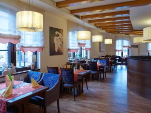 Reštaurácia alebo iné gastronomické zariadenie v ubytovaní Hotel Restaurant Zum Schwan