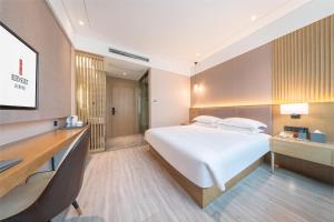 Postel nebo postele na pokoji v ubytování Rezen Select Shanghai International Resort