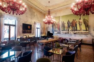 Televízia a/alebo spoločenská miestnosť v ubytovaní Hotel Aquarius Venice - Ascend Collection