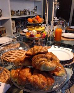 een tafel met een bord gebak en andere voedingsmiddelen bij Cristina Rossi Bed&Breakfast in Bologna +25 foto's